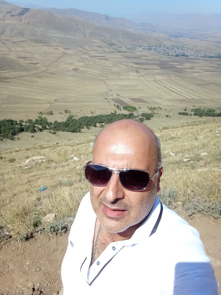  26105438  Artyom, 46 ,    
