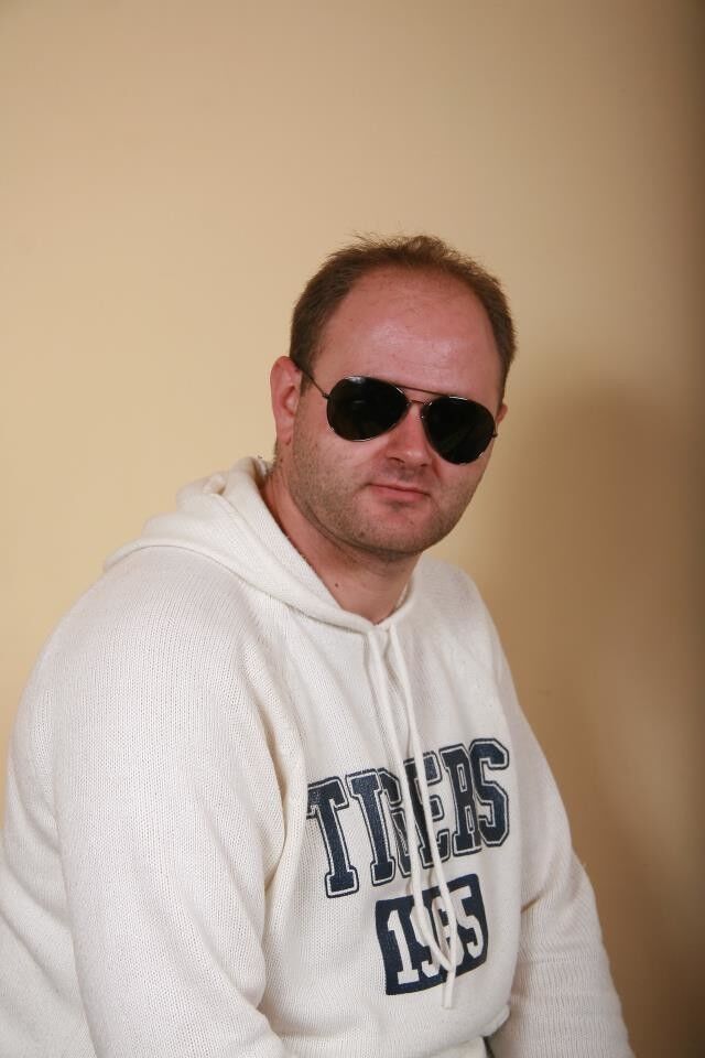  5864038  Harutyun, 44 ,    
