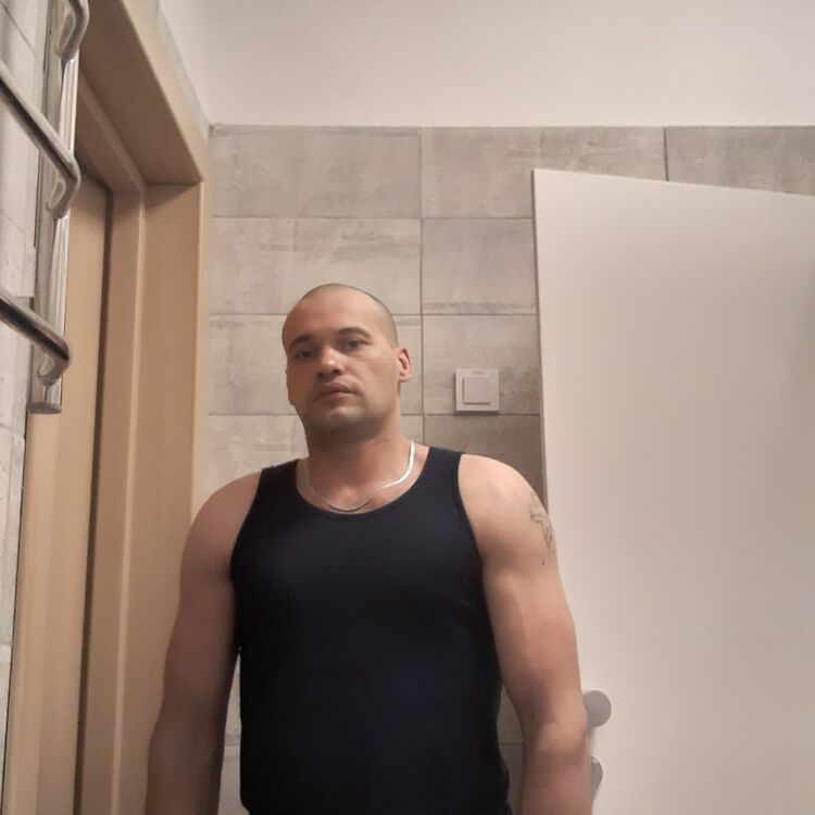  22992778  Sergiu, 35 ,    