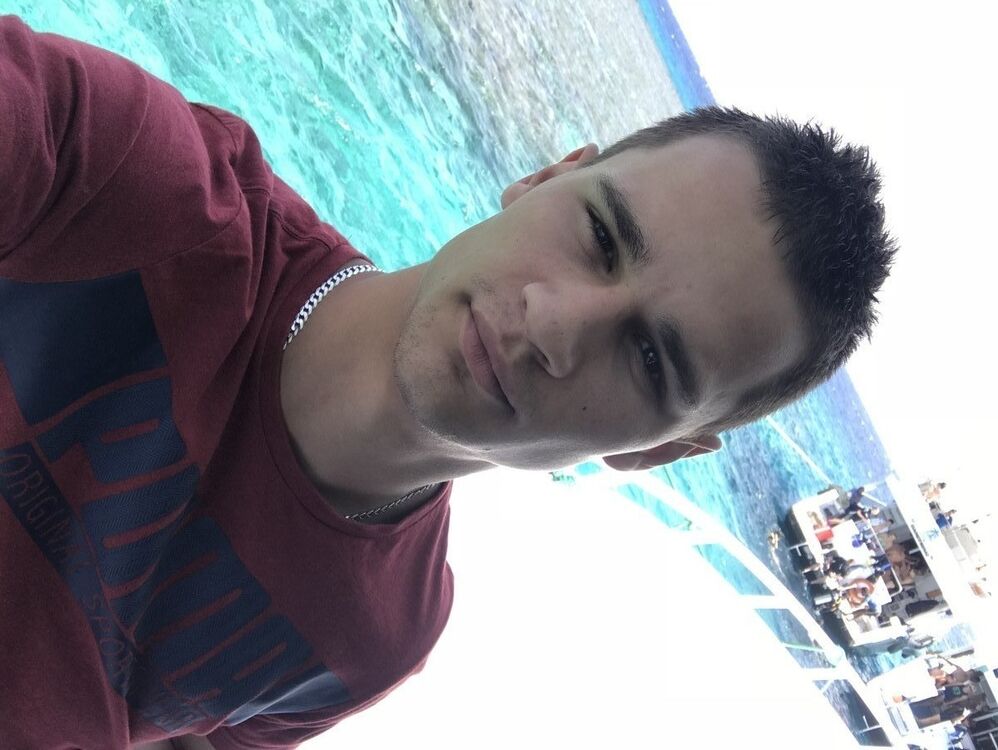  ,   Zoli, 27 ,  