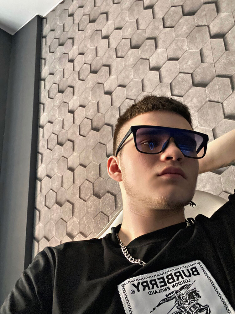  36899068  Alex, 22 ,    -