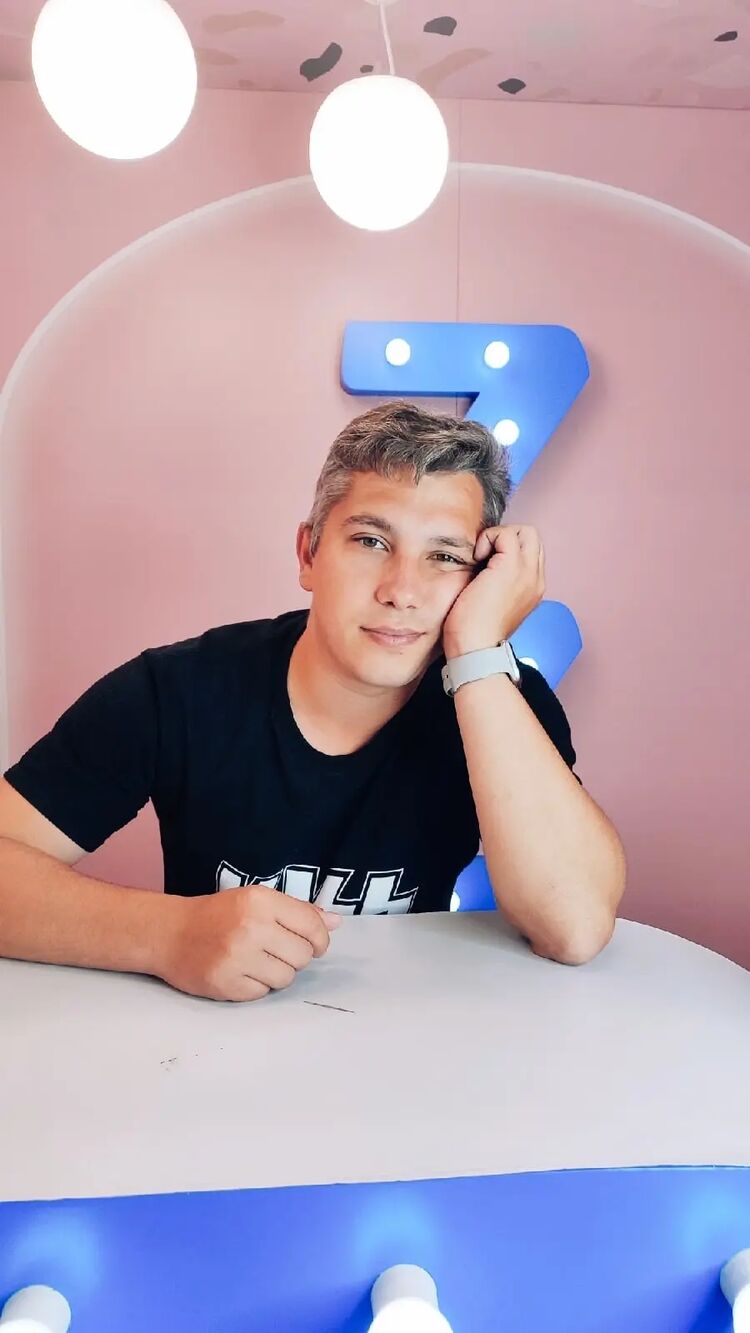  54304038  Ivan, 31 ,    