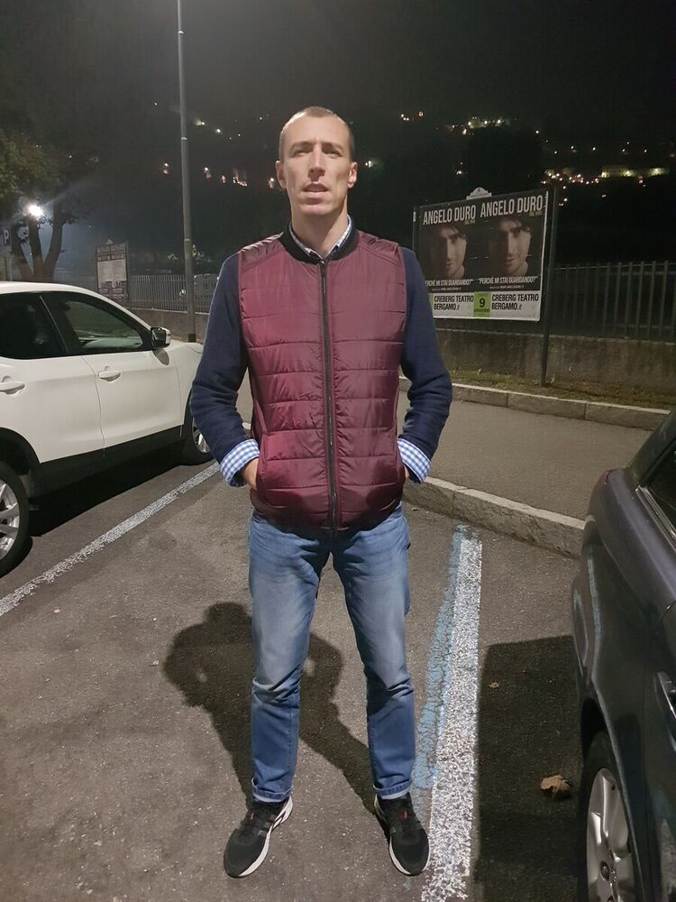  22391998  Igor, 44 ,    Milan