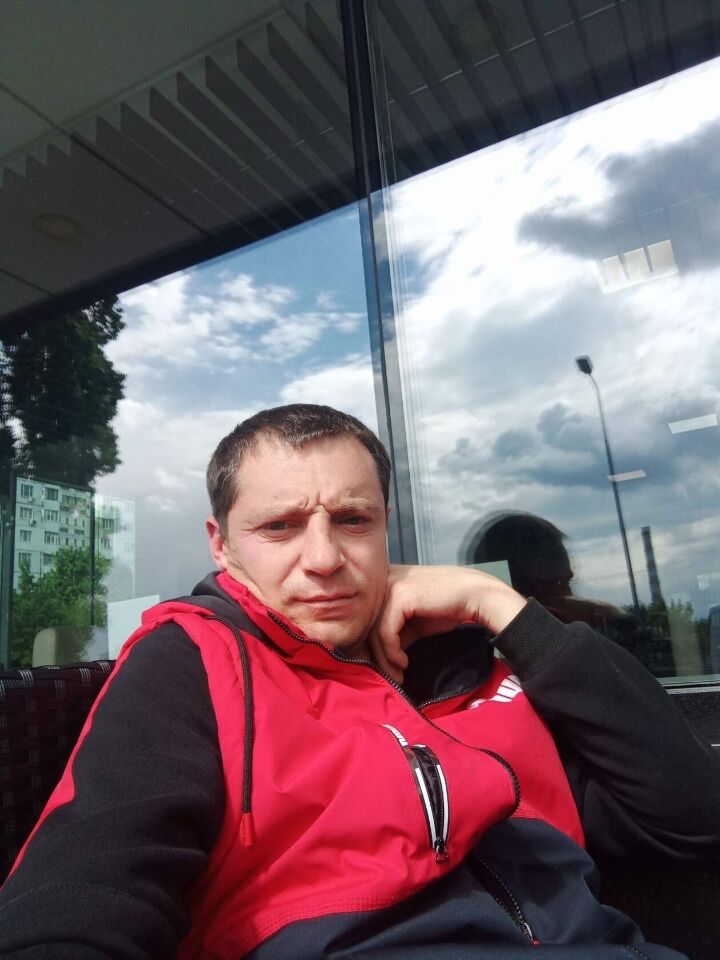  49011908  Eduard, 40 ,    