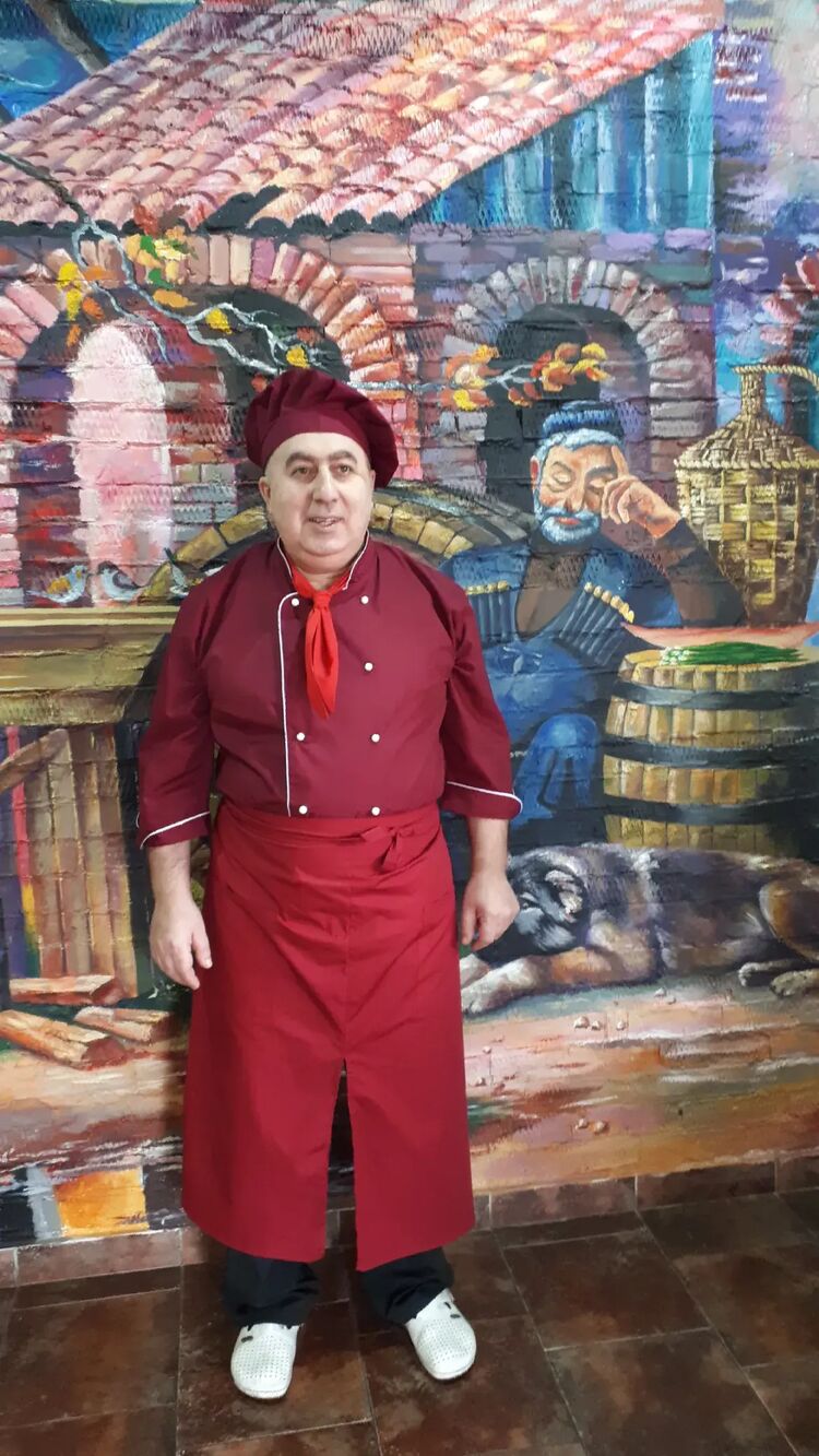  37113738  Nikoloz, 56 ,    