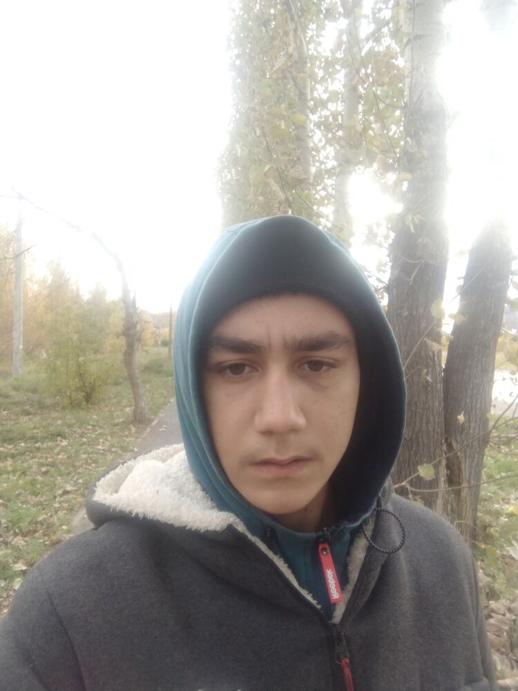  46638208  Maksim, 20 ,    