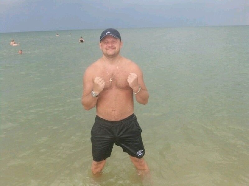  19836898  Oleg, 42 ,    
