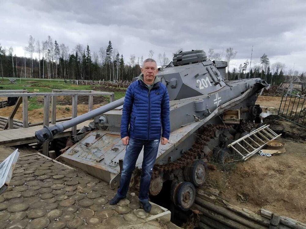  40088958  Viktor, 63 ,    