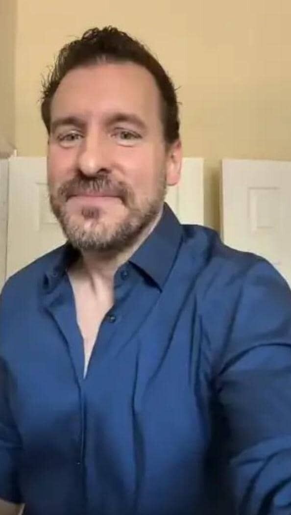  49922218  Robert, 52 ,    