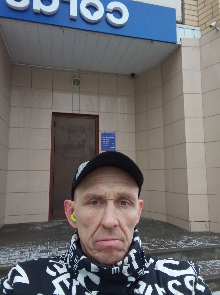  49019258  Alexander, 43 ,    