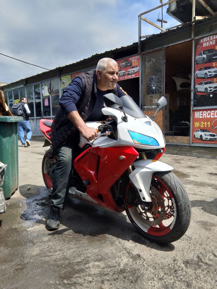  52087618  Artur, 44 ,    