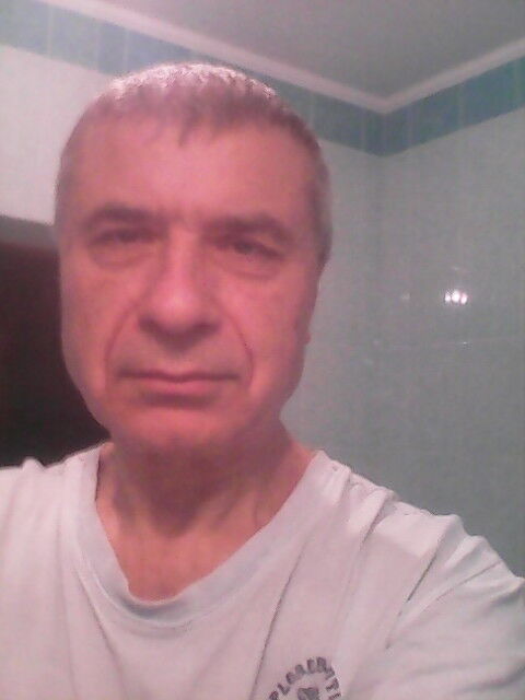  ,   Nik, 64 ,   