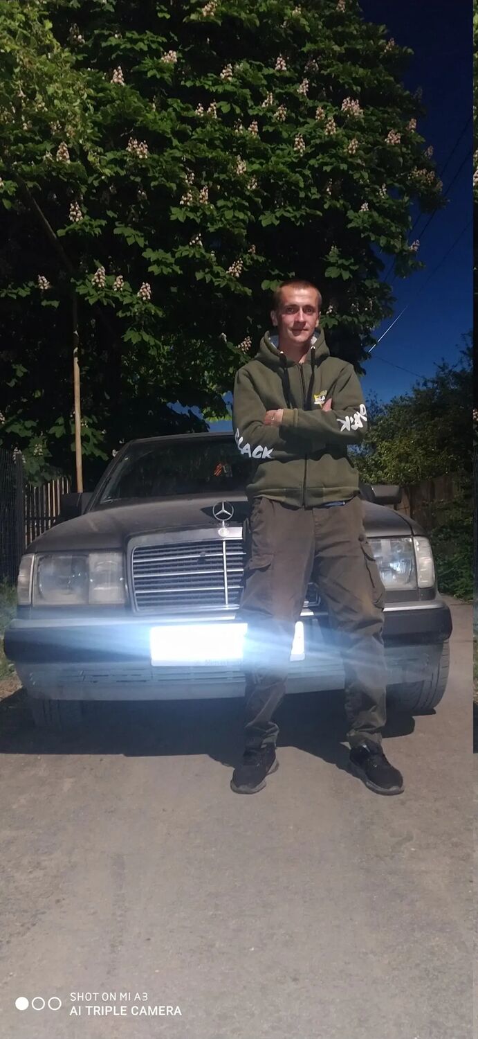  52447218  Anton, 34 ,    