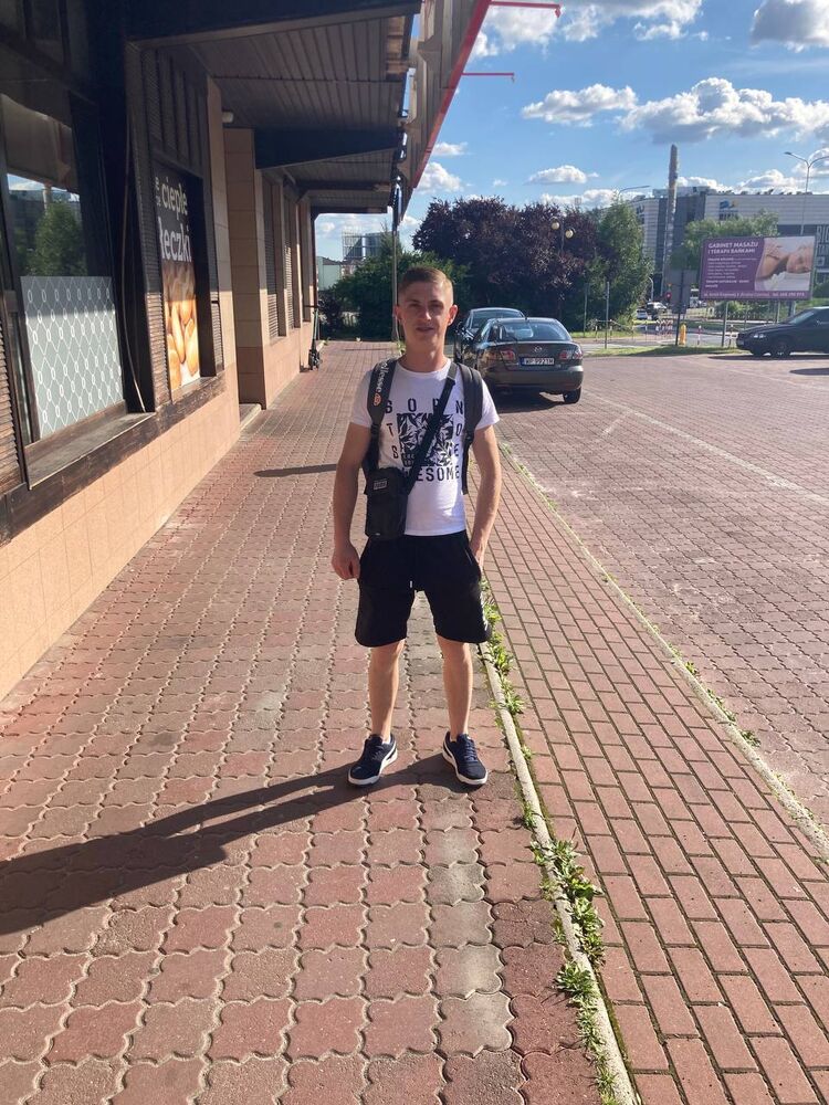  28158508  Yurek, 24 ,    