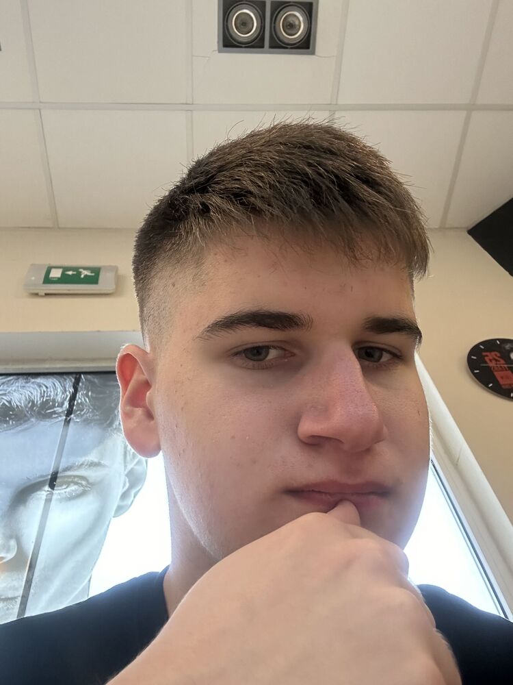  42247348  Maksim, 20 ,    