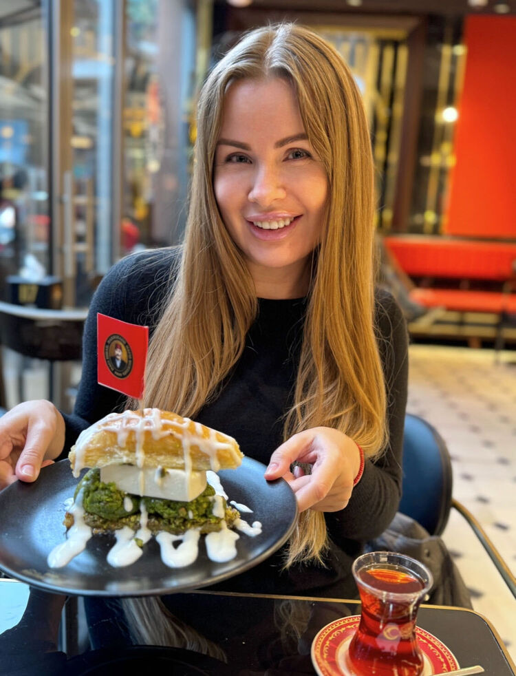  52299528  Milana, 40 ,    