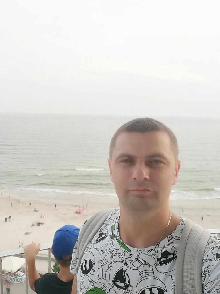  23531328  Viktor, 39 ,    