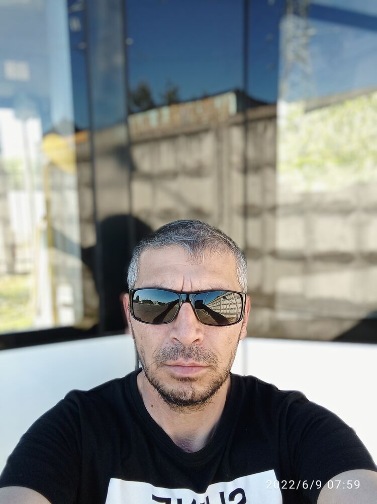  27228078  Salih, 49 ,    