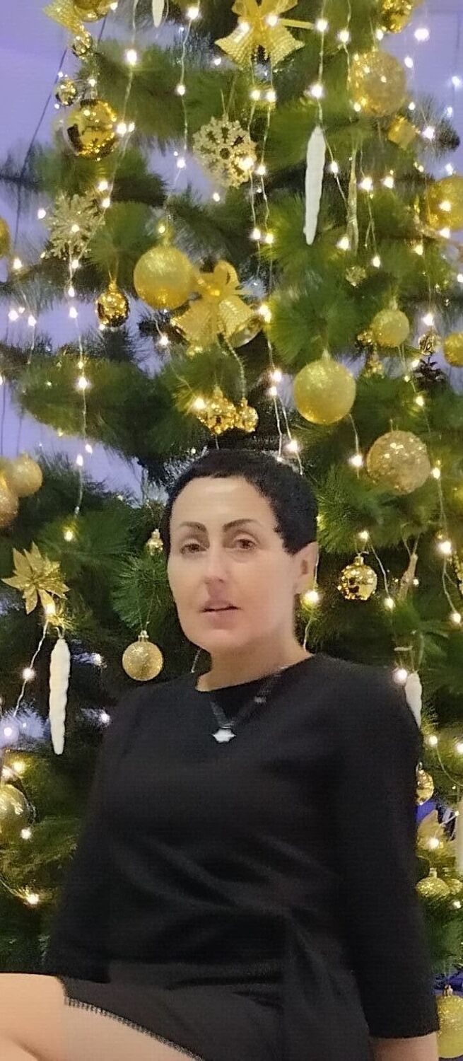  40192238  Elena, 44 ,    