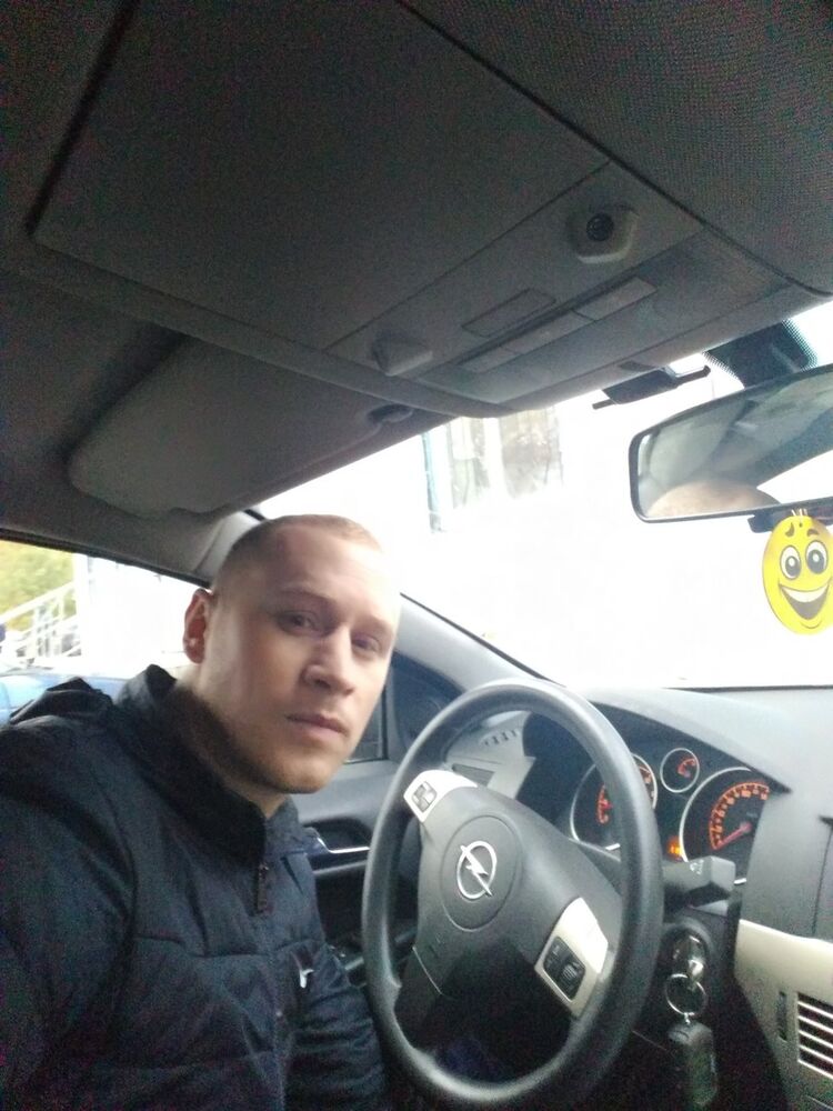  10717978  Evgenii, 38 ,    