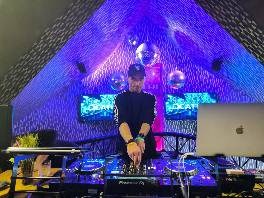  ,   Zhenya, 39 ,   ,   