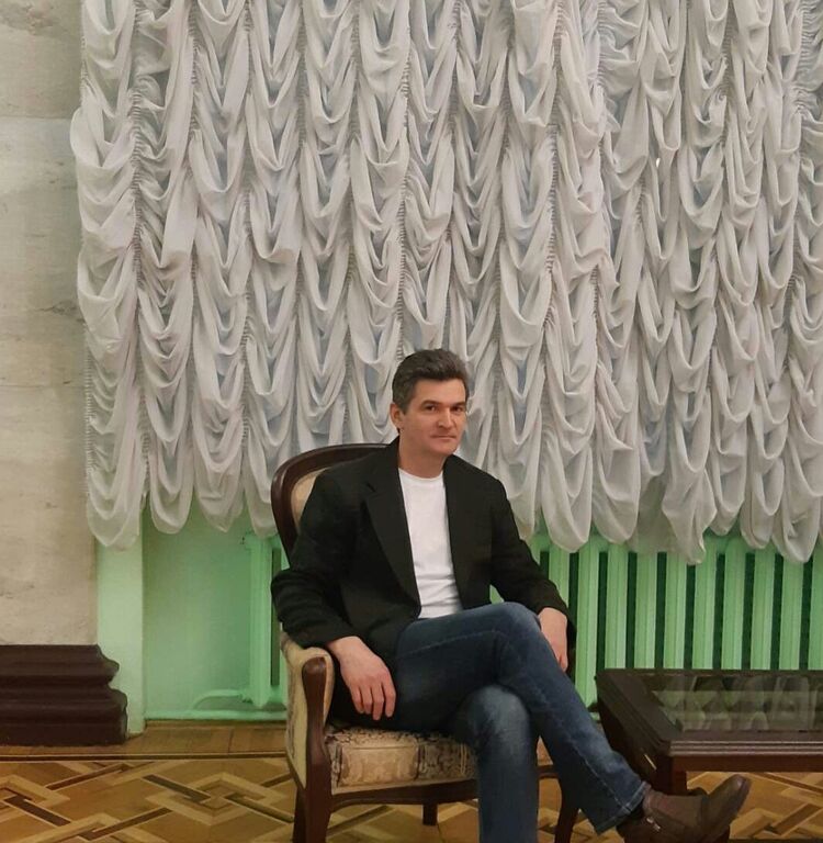  ,   Viktor, 49 ,   c 