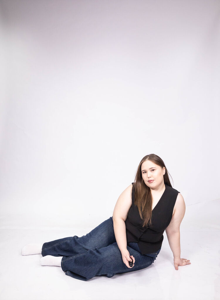  54735048  Dina, 21 ,    