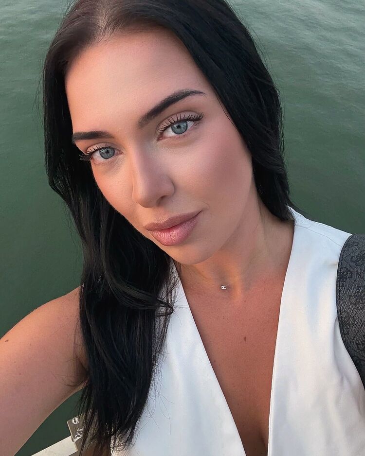  52906428  Uliana, 22 ,    