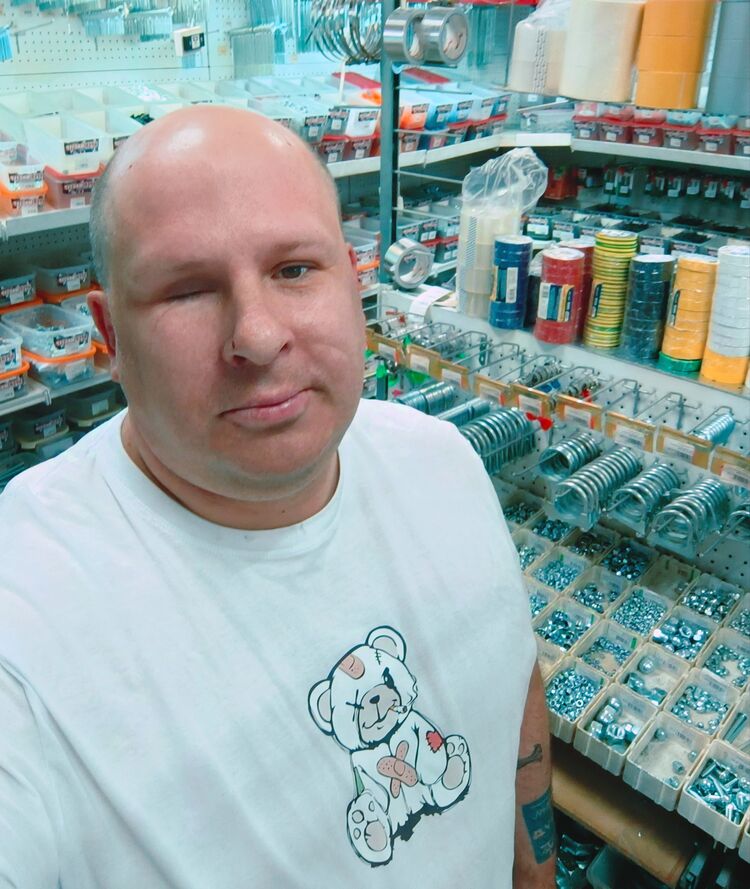  49241218  Andrew, 44 ,    -