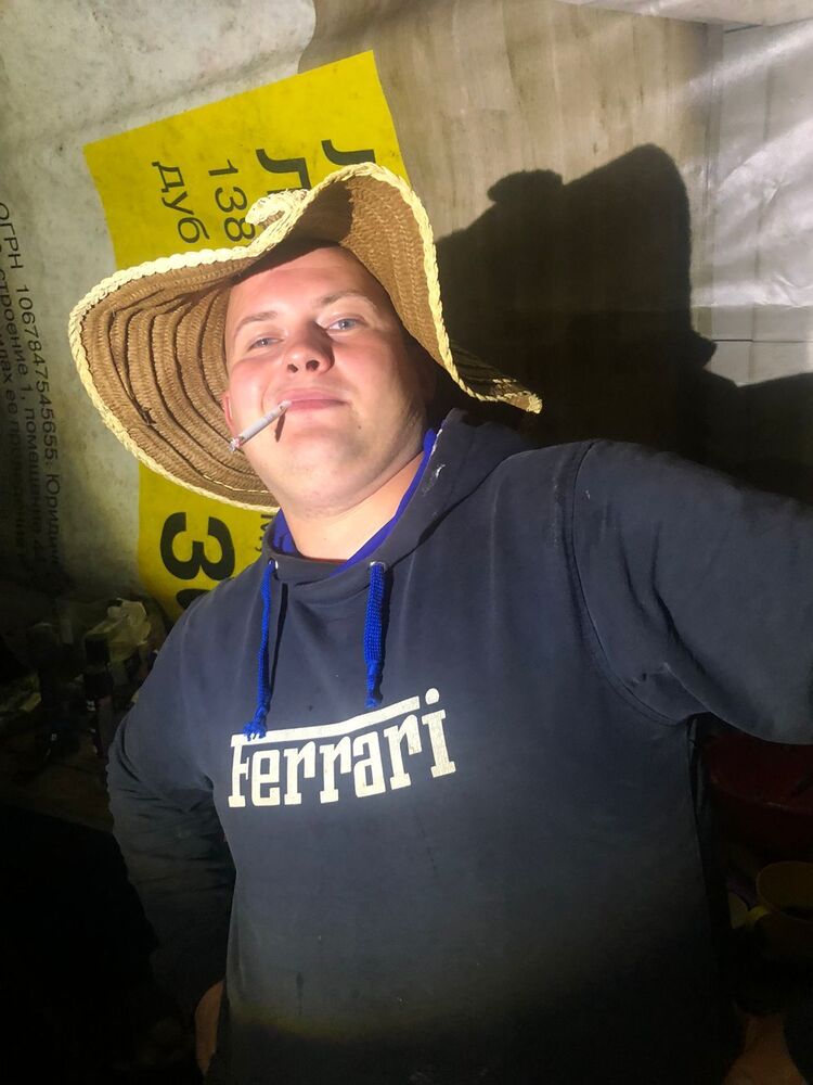  29077918  Viktor, 32 ,    