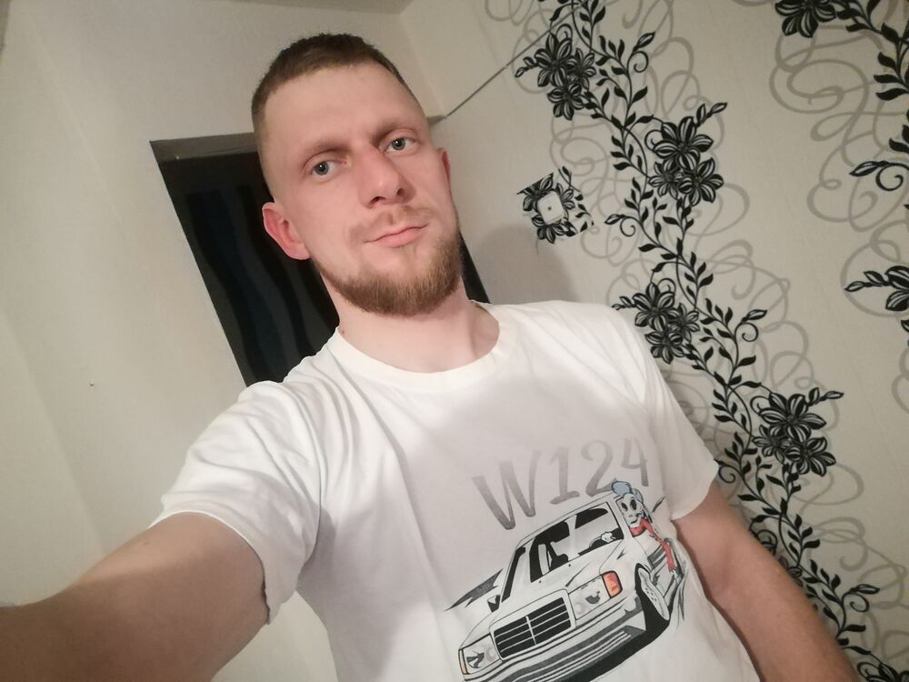  33069828  Petr, 28 ,    