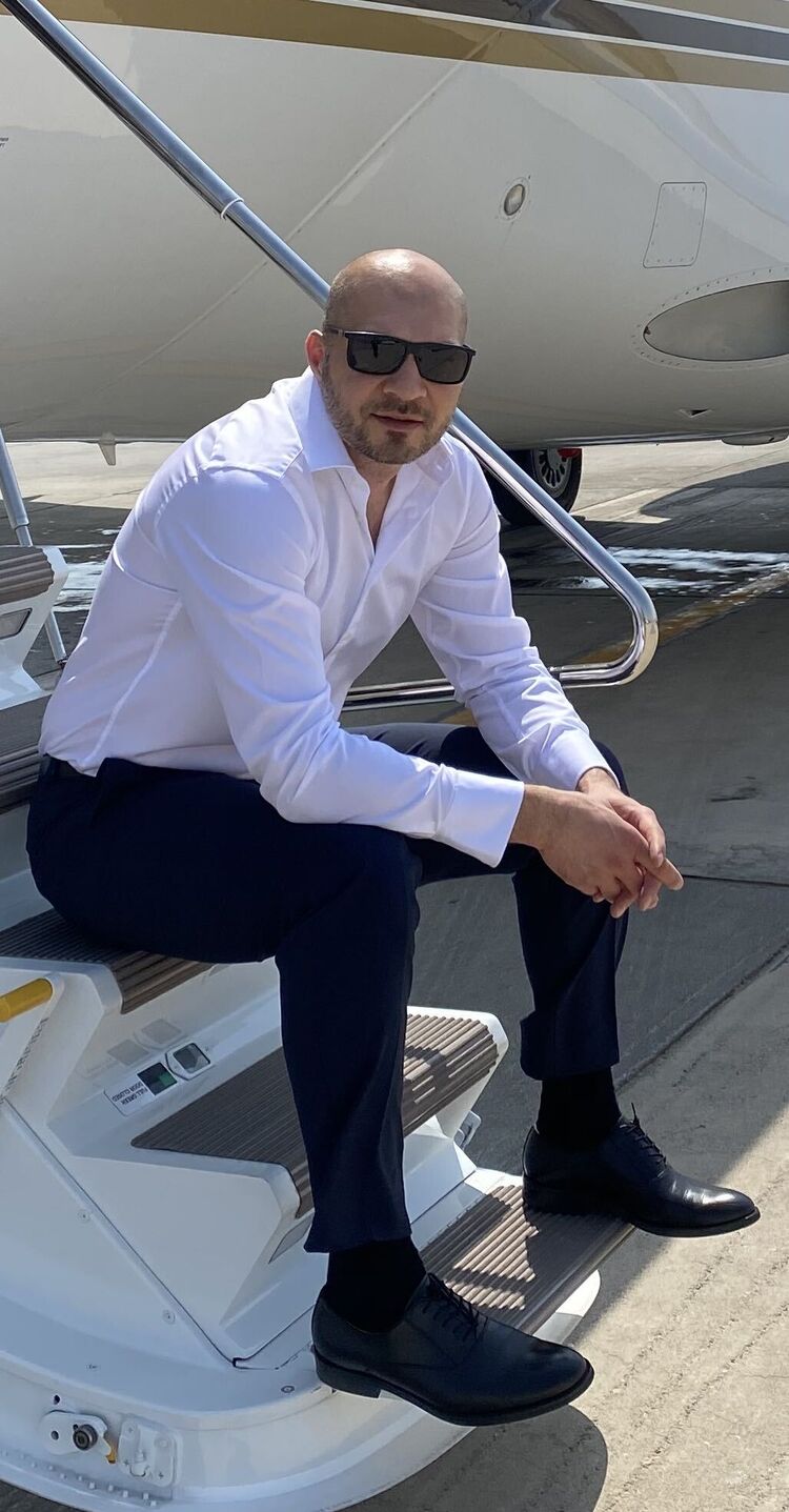  44356498  Liviu, 45 ,    