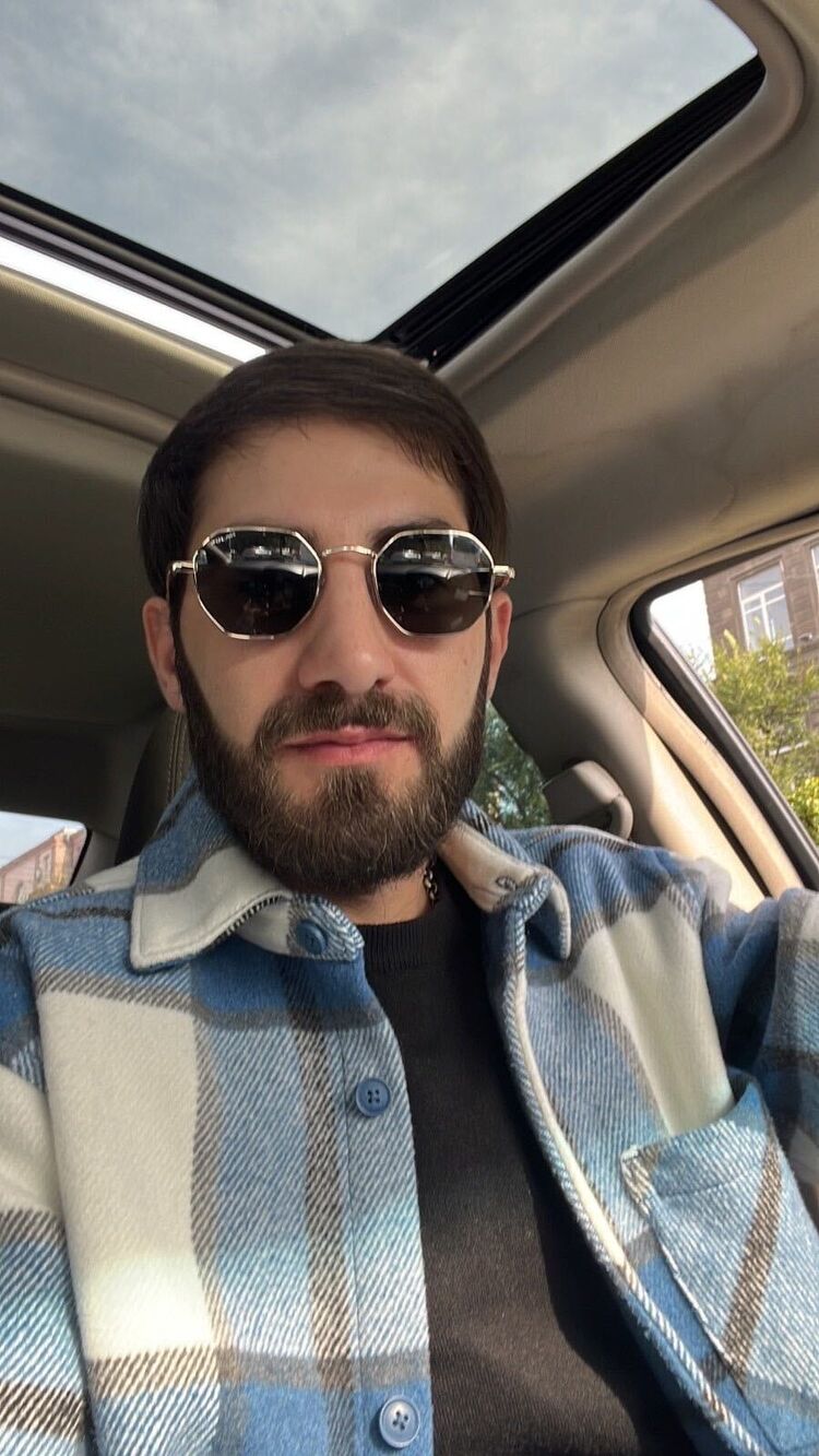  44195058  Davit, 33 ,    