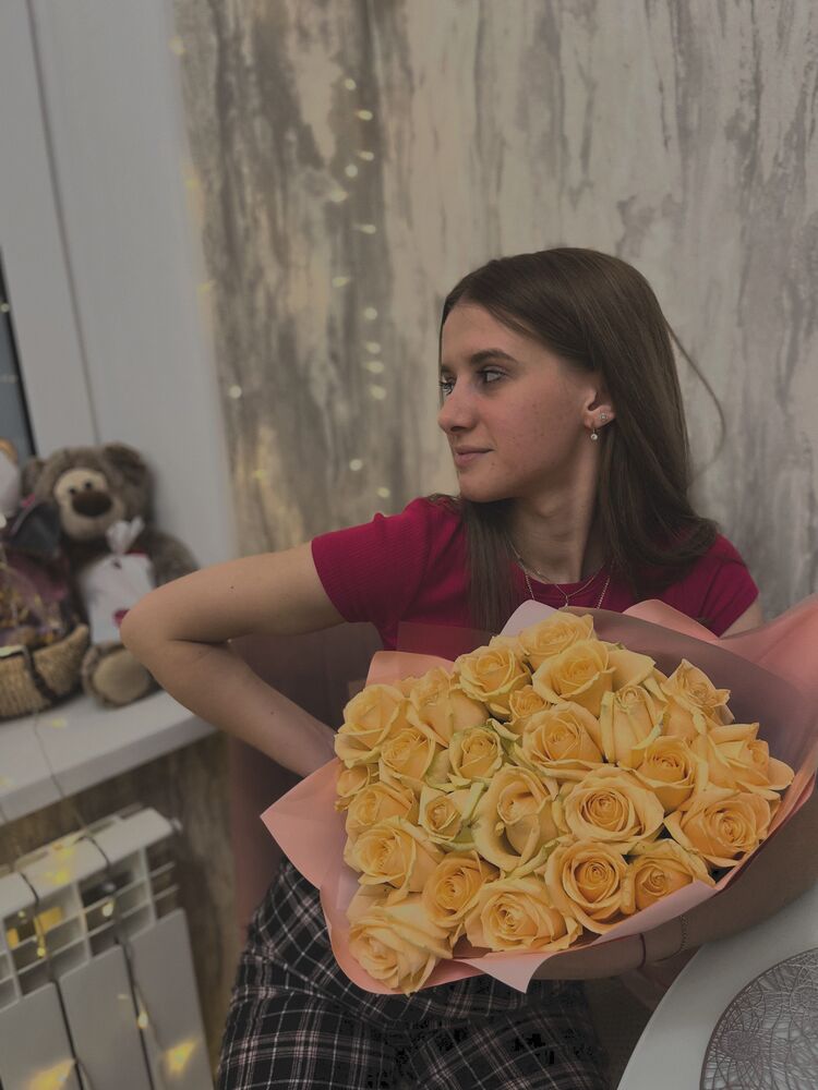  ,   Anna, 23 ,     