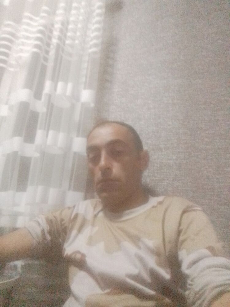  44247948  Hayk, 41 ,    