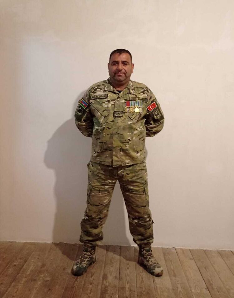  52944618  Kamandir, 49 ,    