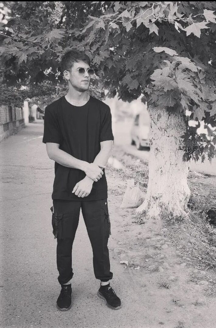  28115508  Artur, 26 ,    