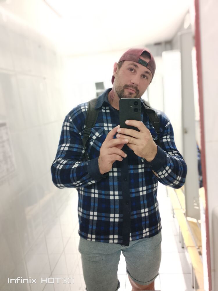  42051438  Roman, 28 ,    