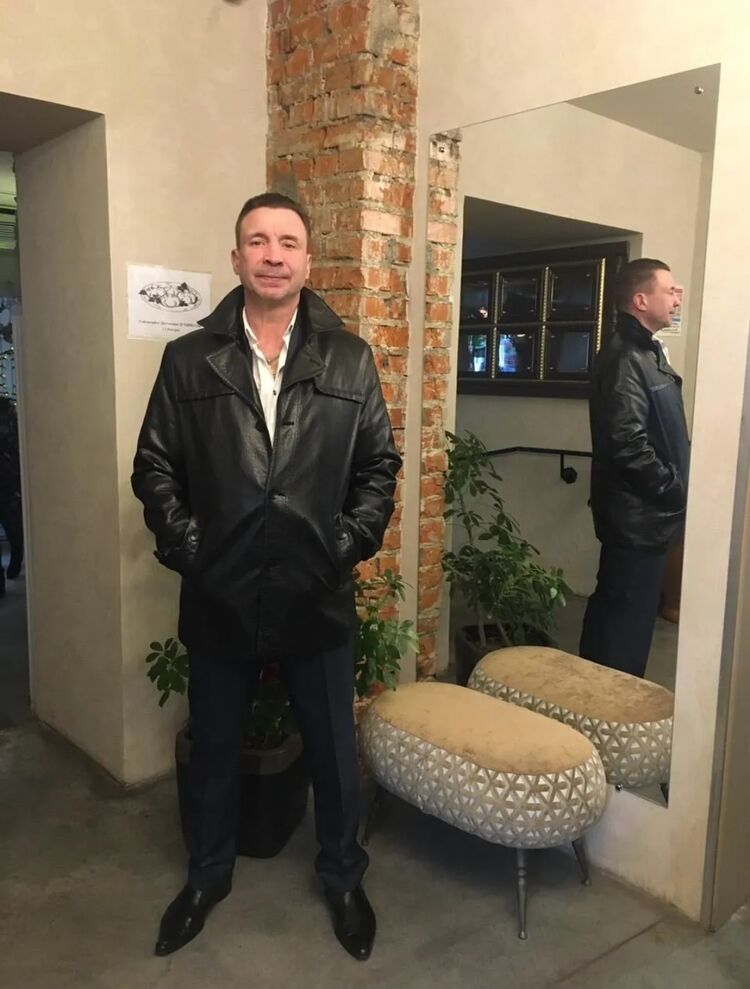  45408888  IVAN, 44 ,    