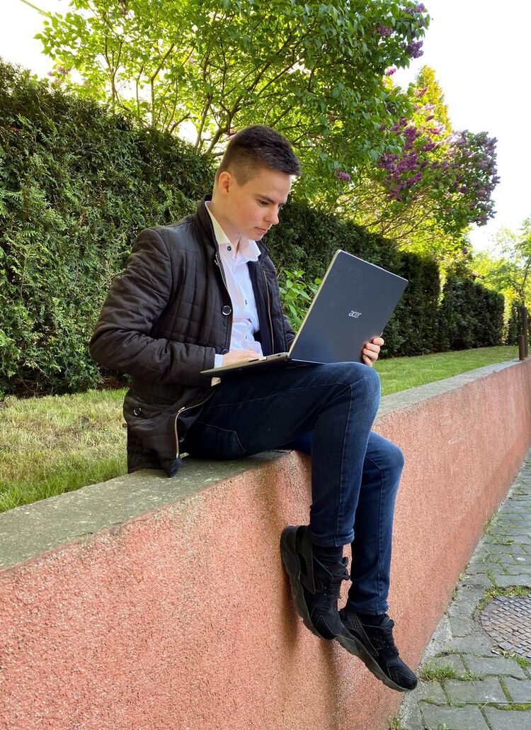  29307198  Denis, 27 ,    