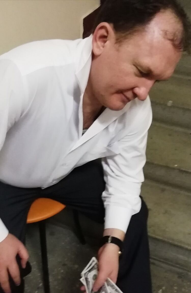  23828528  Denis, 48 ,    