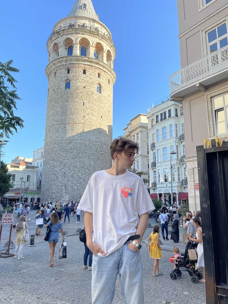  31512458  Toni, 27 ,    