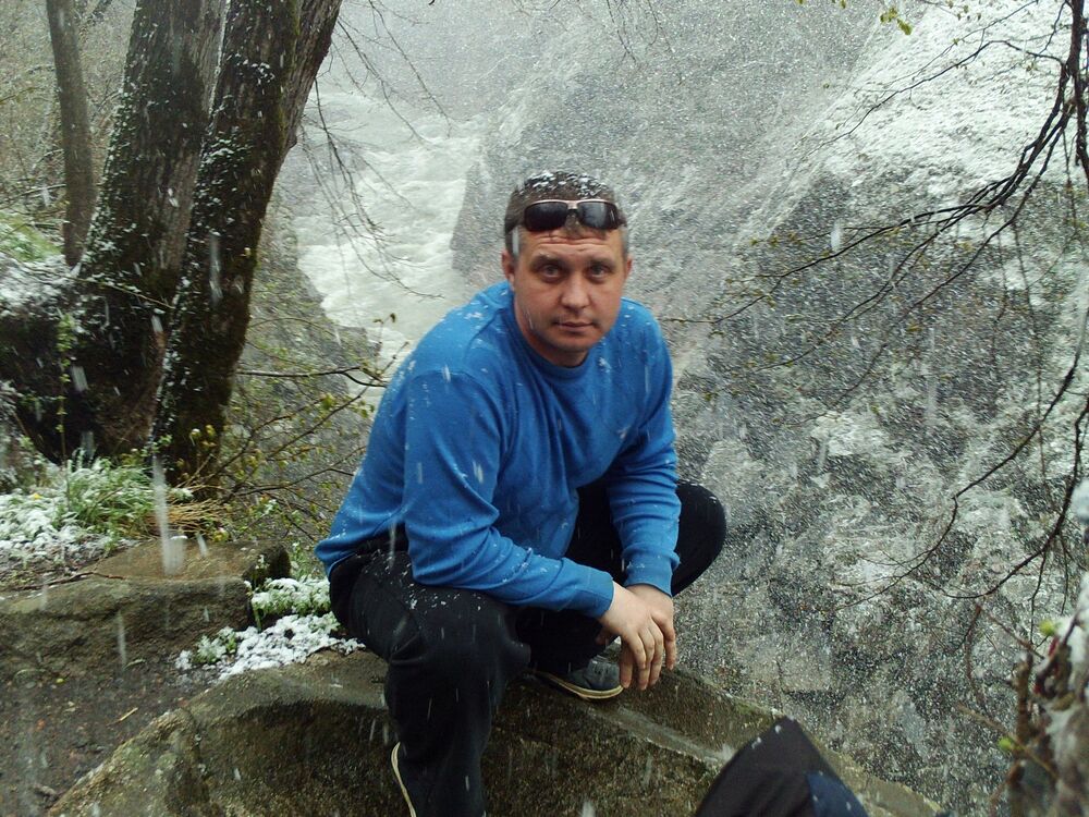  31031768  Viktor, 42 ,    