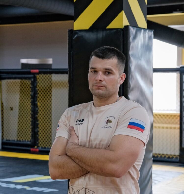  27009028  Maxim, 32 ,    