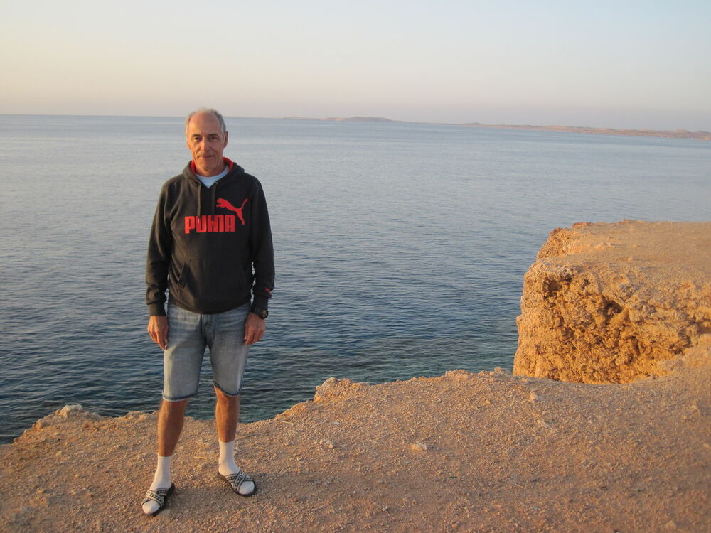  10932688  Viktor, 70 ,    