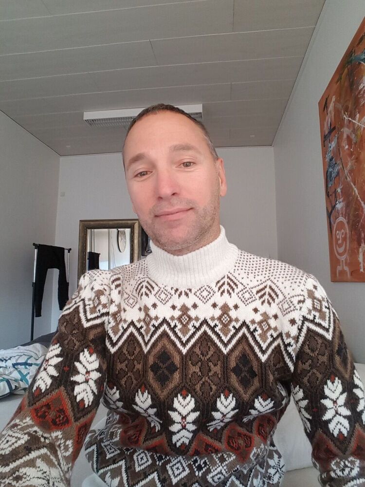  51431158  Adel, 49 ,    -
