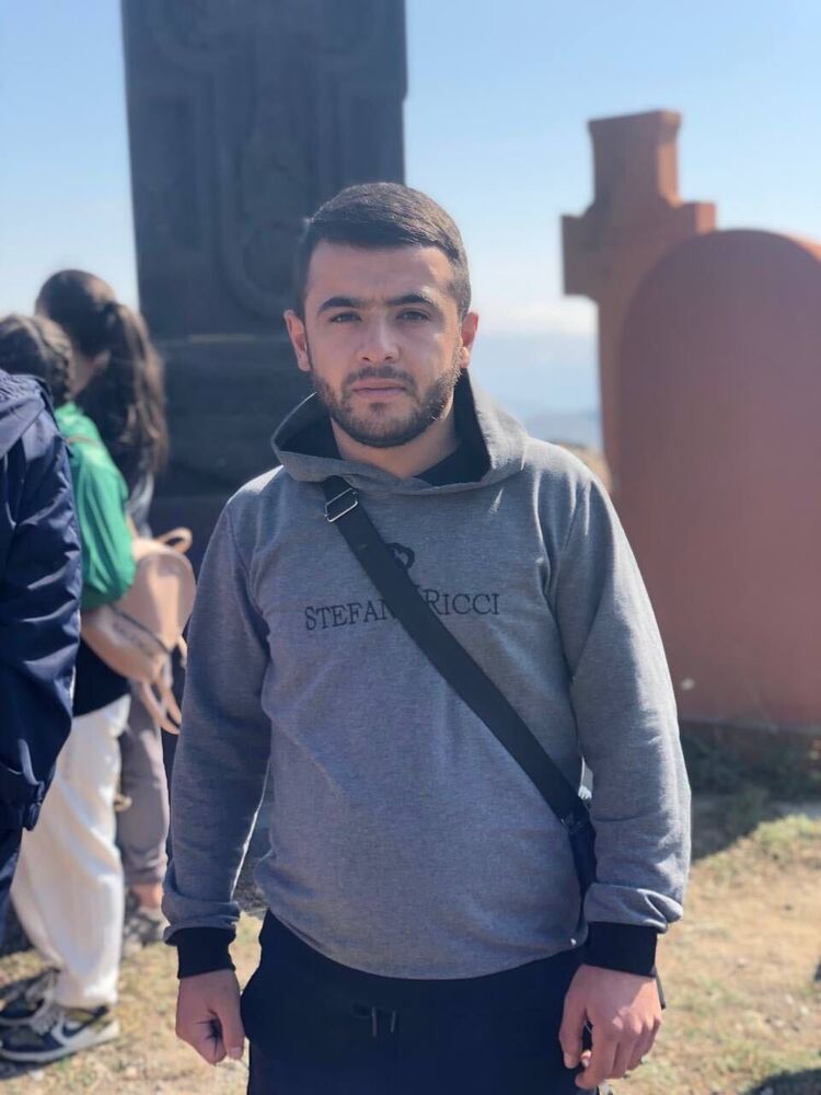  40614818  Vahe, 22 ,    