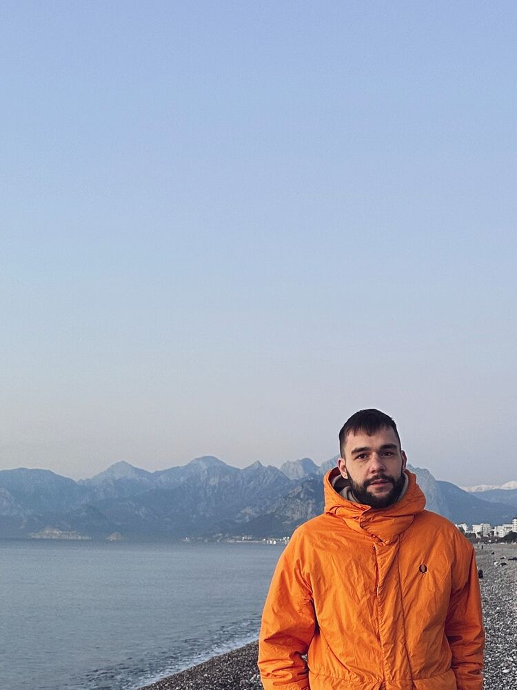  44639438  Mikhail, 27 ,    