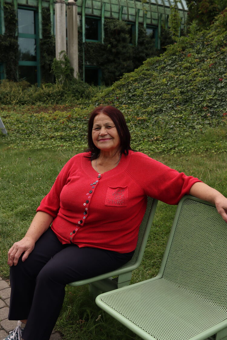  52555988  Nina, 74 ,    