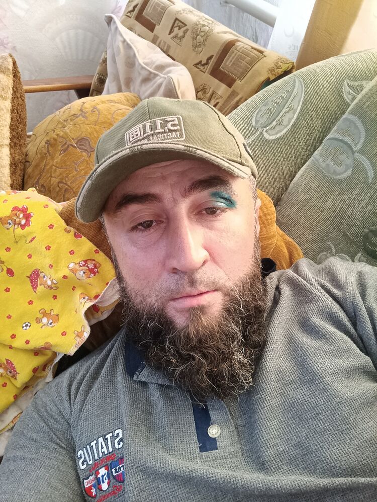  31881018  Hamza, 42 ,    